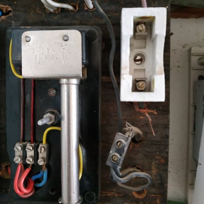 חיבורי חשמל עם חוטים צבעוניים ומחברים