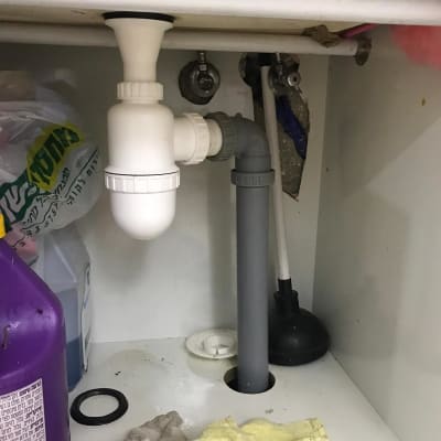 צינור ניקוז מתחת לכיור עם פומפה