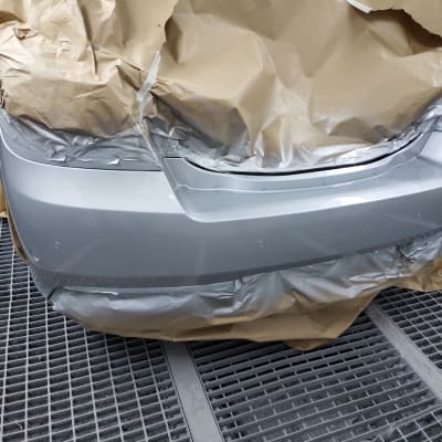 חלק אחורי של רכב מכוסה בנייר לקראת צביעה