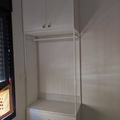 ארון לבן עם דלתות ומגירות, ידיות זהב