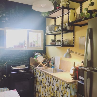 מטבח עם מדפים, כיור וכלים