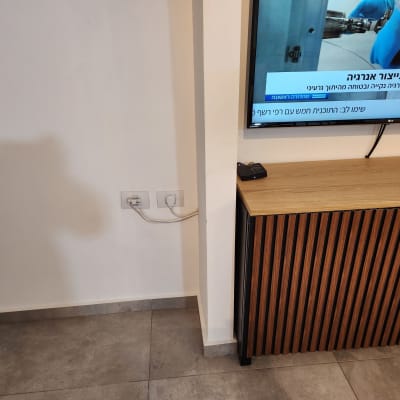 שקעי חשמל עם כבלים מחוברים לקיר