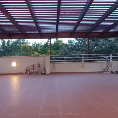 פרגולה מעץ עם רצפת מרפסת מרוצפת