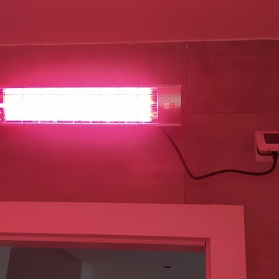 תאורה חשמלית עם כבל מחובר לקיר