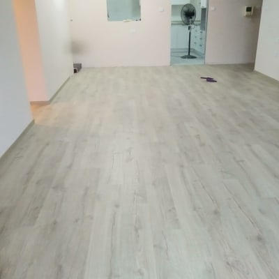 רצפת פרקט עץ בהירה בחדר ריק