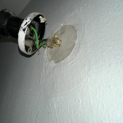 חוטי חשמל חשופים יוצאים מקיר