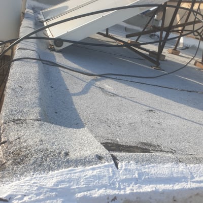 גג אטום עם חומר איטום לבן