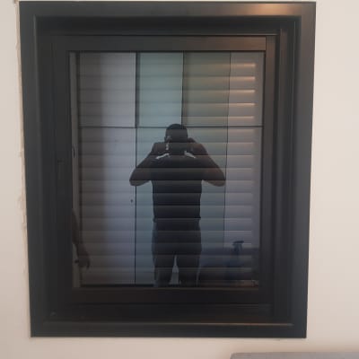 חלון אלומיניום עם תריסים סגורים