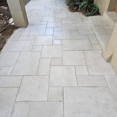 ריצוף חדש עם אריחים בהירים בחצר