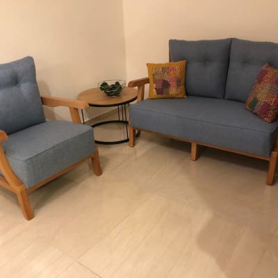 כריות צבעוניות על ספה וכורסה מרופדות