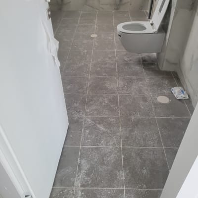 רצפה מלוכלכת עם סימני אבק ולכלוך