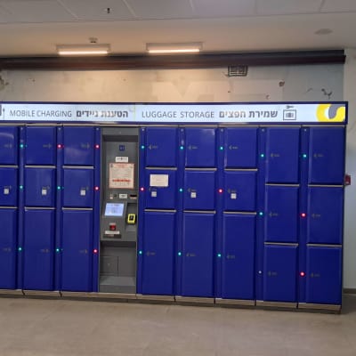 ארונות טעינה חשמליים עם נורות חיווי צבעוניות