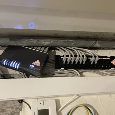 נתב ומתג רשת עם כבלים מחוברים