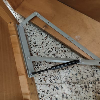 מנגנון מתכת עם בוכנה על רצפת אריחים