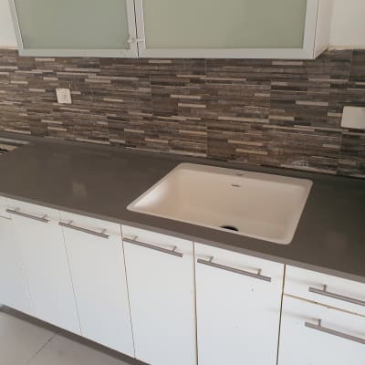 שיש אפור במטבח עם כיור לבן