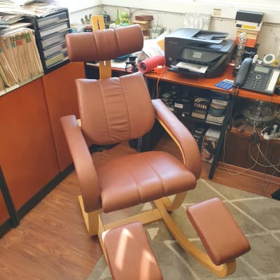 כיסא מרופד חום עם משענת רגליים