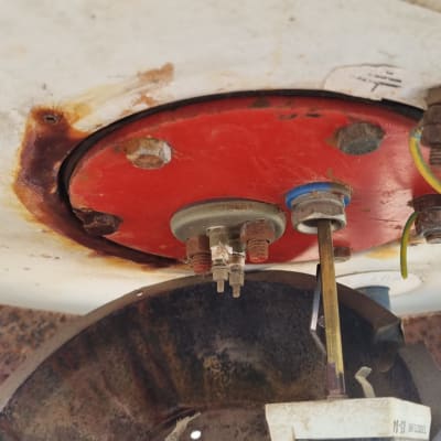 חלק תחתון של דוד שמש עם חיבורים חשמליים