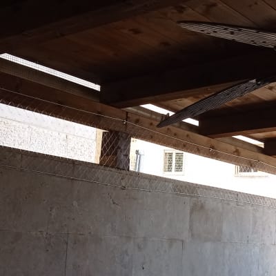 רשת מתוחה למניעת כניסת יונים במרפסת מקורה