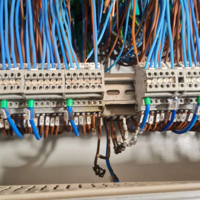 חוטי חשמל מחוברים ללוח חשמל עם מחברים