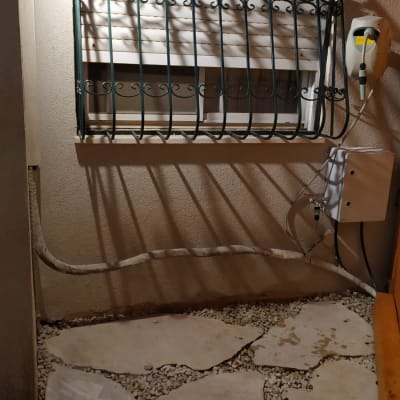 אבנים גדולות על חצץ בגינה מוארת בלילה