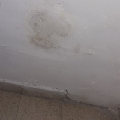 קיר עם כתם לחות ותיקון צבע