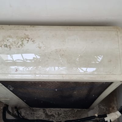 יחידת מיזוג אוויר מלוכלכת עם חוטים חשופים