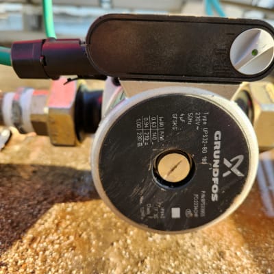 משאבת מים גרונדפוס עם צינור ירוק מחובר