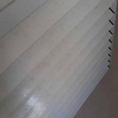 תריסים מלוכלכים עם כתמי אבק ולכלוך