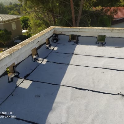 איטום גג עם יריעות ביטומניות וחומר שחור