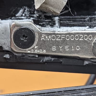 ברגים ומספר סידורי על רכיב מתכת במחשב