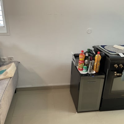 שקעי חשמל על הקיר ליד ספה אפורה