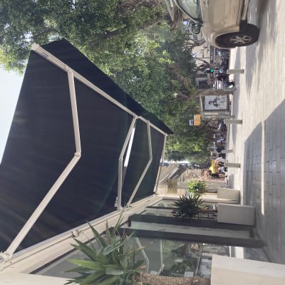 סוכך שחור עם זרועות מתכת לבנות ברחוב עירוני