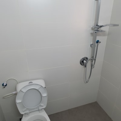 אסלה פתוחה ומקלחת בחדר אמבטיה נקי