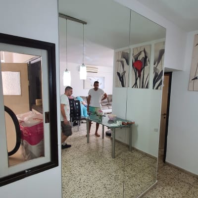 שולחן זכוכית עם חפצים עליו בחדר מגורים