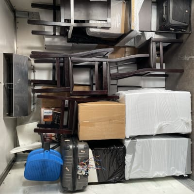 רהיטים וארגזים מסודרים במשאית הובלה