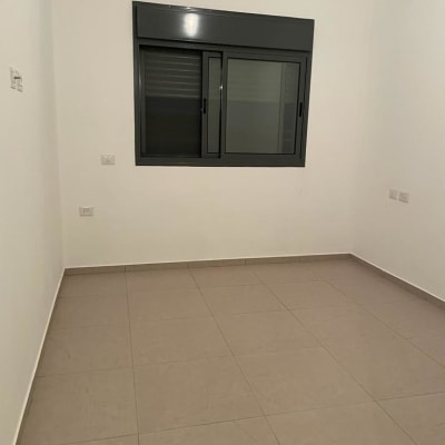 חדר ריק עם רצפה נקייה ואריחים בהירים