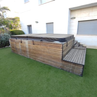 מבנה עץ עם כיסוי על דשא ירוק