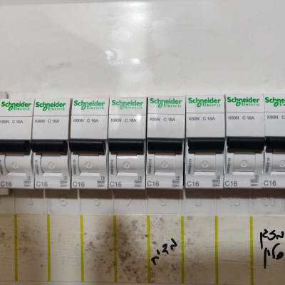 לוח חשמל עם מפסקים של שניידר אלקטריק