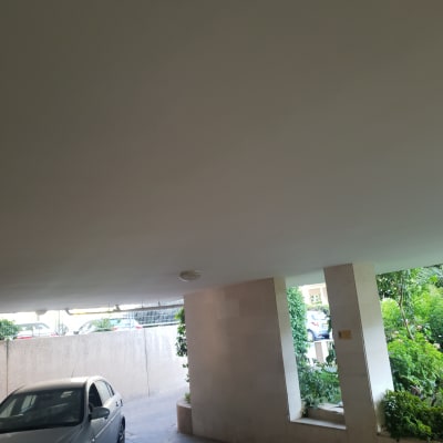 תקרה צבועה בלבן בחניון מקורה