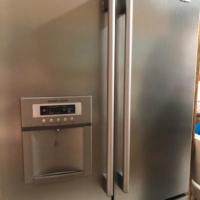 מקרר נירוסטה עם מתקן מים ותצוגה דיגיטלית