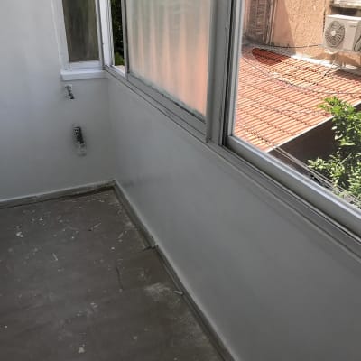 חלון עם איטום סביב המסגרת והקיר