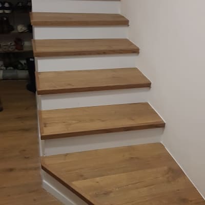 מדרגות עץ עם פרקט חום בהיר