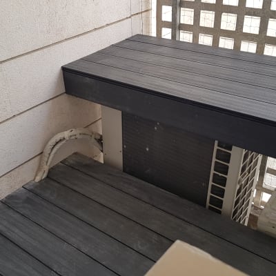 רצפת דק עץ כהה ליד קיר לבנים