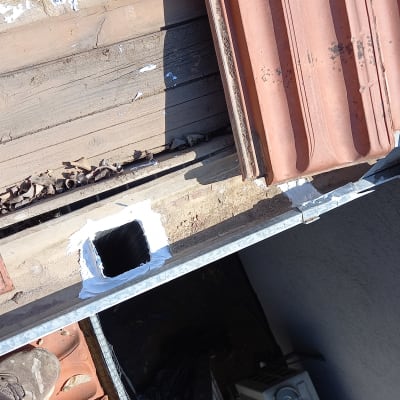 רעפים אדומים, עץ, חור מרובע בגג