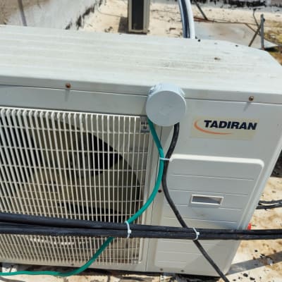 יחידת מיזוג אוויר עם חוטים מחוברים