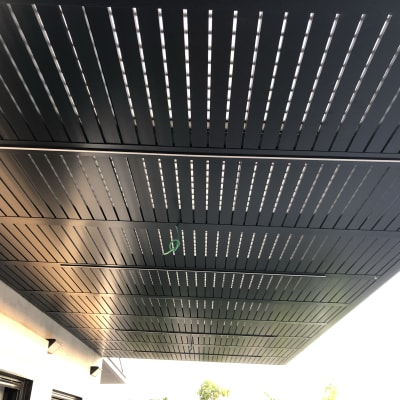 תקרה עם חוטי חשמל ירוקים תלויים