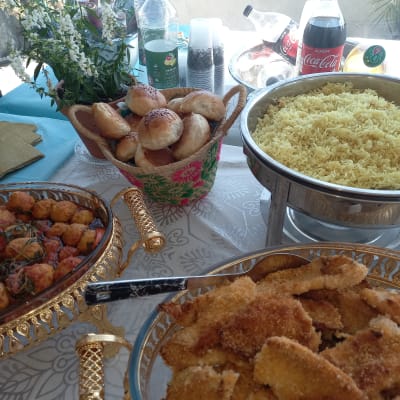 מגשי אוכל עם לחמניות, אורז ומשקאות קלים