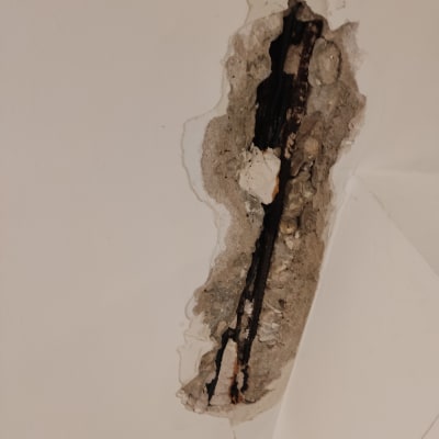 קיר עם סדק וחשיפת ברזל חלוד