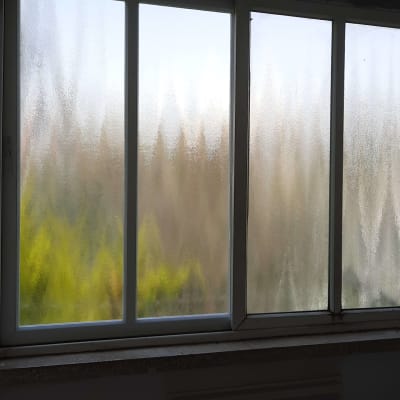 מסגרת חלון אלומיניום עם זכוכית מטושטשת