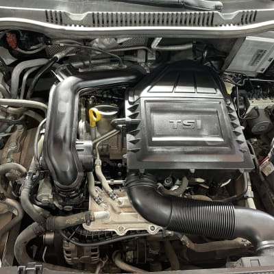 מנוע רכב עם כיסוי TSI וצינורות גומי